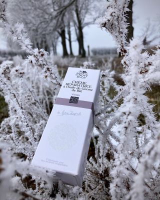 Mráz je překrásný❄️pokožku ale vysouší. Proto doporučujeme náš krém Réparatrice, který vrátí vaší pleti přirozenou svěžest...